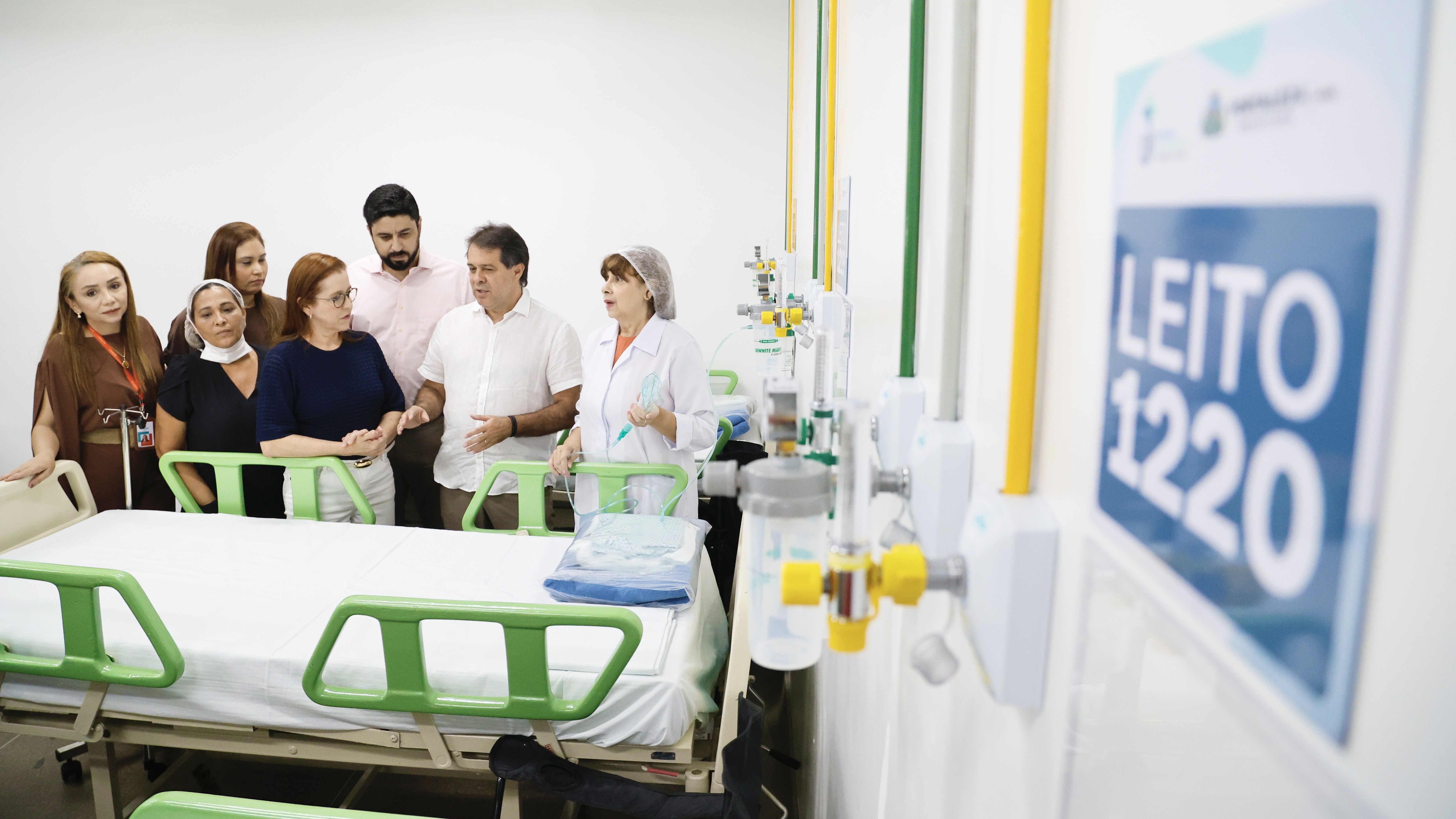 grupo de pessoas numa das enfermarias do IJF